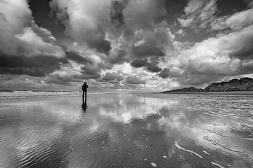 Reflectie en mooie wolken langs de kust van Zeeland! van Peter Haastrecht, van