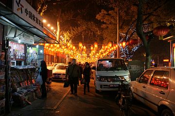 Lampen der Zhangzizhong Straße in Peking 04 Kiosk von Ben Nijhoff