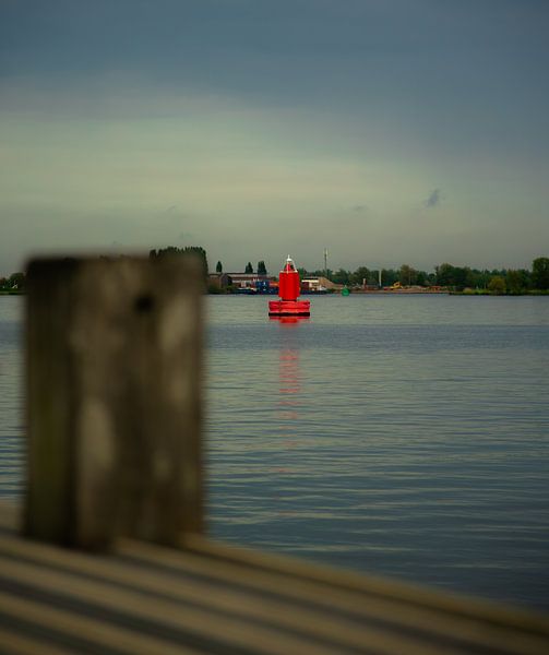 Rote Boje in einem kleinen Hafen von Kim Udin