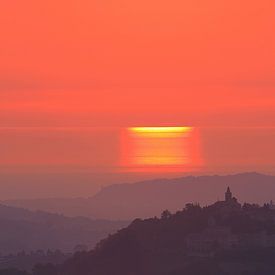 Zonsopkomst in Marche, Italië met zicht op de zee van Marcel de Bruin