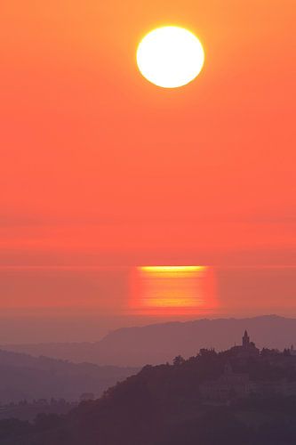 Lever de soleil dans les Marches, Italie avec vue sur la mer