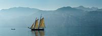 Zeilschip op het Gardameer, Malcesine, Lago di Garda, Verona, Italië van Rene van der Meer thumbnail