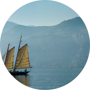 Zeilschip op het Gardameer, Malcesine, Lago di Garda, Verona, Italië van Rene van der Meer