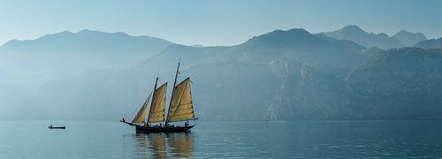 Bateau à voile sur le lac de Garde, Malcesine, Lago di Garda, Verona, Italie
