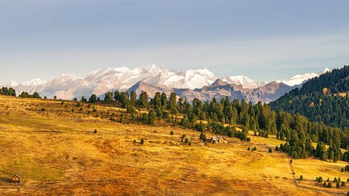 Besneeuwde bergtoppen in de Dolomieten van Italië