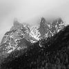 Monochrome alpin : sommets brumeux en haute montagne sur Pitkovskiy Photography|ART