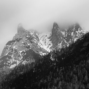 Alpine monochroom: mistige toppen in het hooggebergte