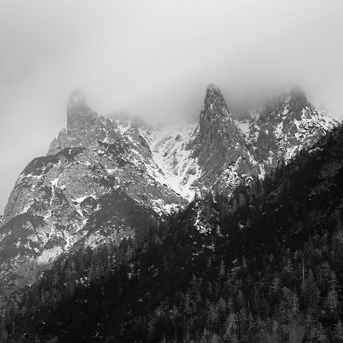 Monochrome alpin : sommets brumeux en haute montagne sur Pitkovskiy Photography|ART