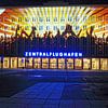 Berlin : la façade de l'ancien aéroport de Tempelhof avec une projection lumineuse spéciale sur Frank Herrmann