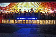 Berlijn: De gevel van de oude luchthaven Tempelhof met speciale lichtprojectie van Frank Herrmann thumbnail
