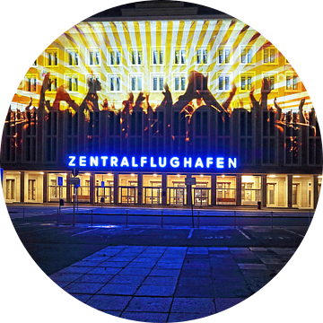 Berlijn: De gevel van de oude luchthaven Tempelhof met speciale lichtprojectie van Frank Herrmann