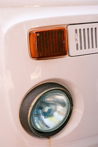 Koplamp van een roze retro hippie bus