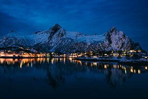 Svolvaer avond uitzicht over de verlichte huizen en besneeuwde bergen van Sjoerd van der Wal Fotografie