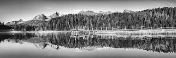 Lac de Staz en Engadine en Suisse en noir et blanc