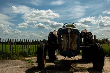 Blauwe oude roestige tractor in landelijke omgeving by Julia Booi