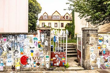 muur met kleurrijke afbeeldingen en graffiti in Dresden van Eric van Nieuwland