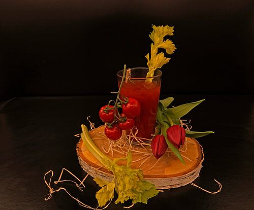 Tomato wodka cocktail met selderij en trostomaten