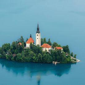 Idyllic island in turquoise lake by OCEANVOLTA