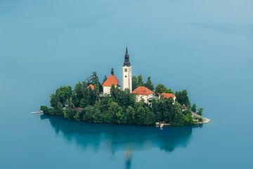 Idyllische Insel im türkisfarbenen See von OCEANVOLTA