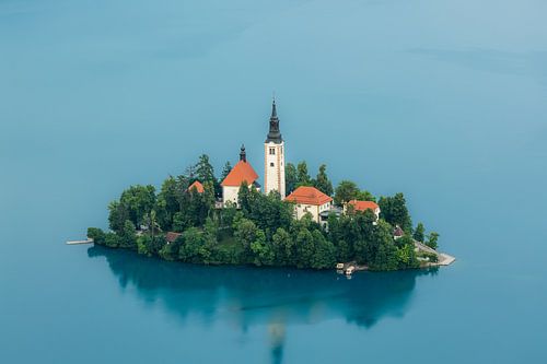 Idyllisch eiland in turquoise meer van OCEANVOLTA
