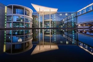 Nachtsymmetrie – Paul-Löbe-Haus in der Spree