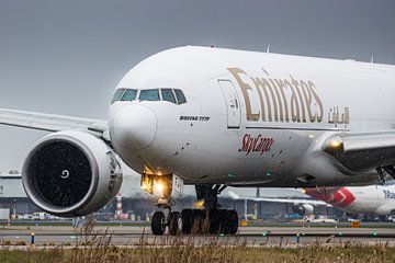 Emirates Cargo Boeing 777F op weg naar de landingsbaan van Maxwell Pels