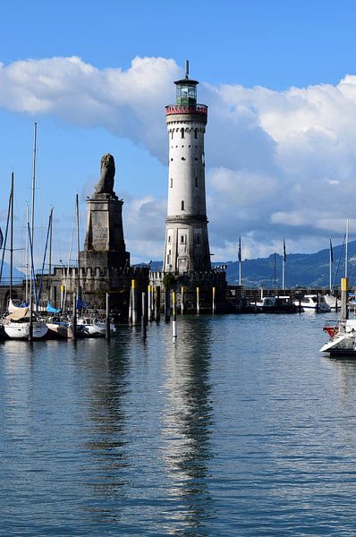 Lindauer Leuchtturm umgeben von Ausflugsbooten im Hafen von Studio LE-gals