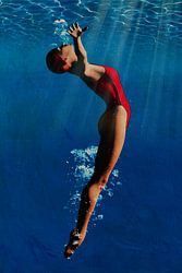 Fille plongeant dans l'eau IV