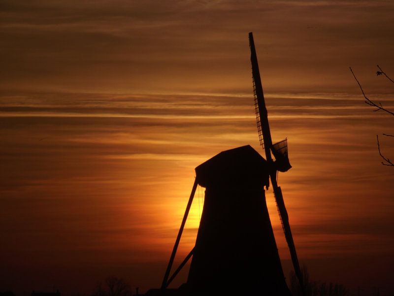 Molen bij zonsondergang van Geert Heldens