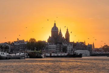 Prachtige zonsondergang aan de skyline van Amsterdam van Thea.Photo