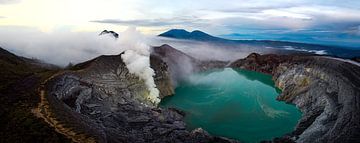 Ijen vulkaan en kratermeer bij zonsopkomst van Bastiaan Buurman