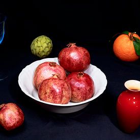 Apfelsine, Granatapfel und Cherimoya mit blauem Weinglas und rot sur Dieter Meyer