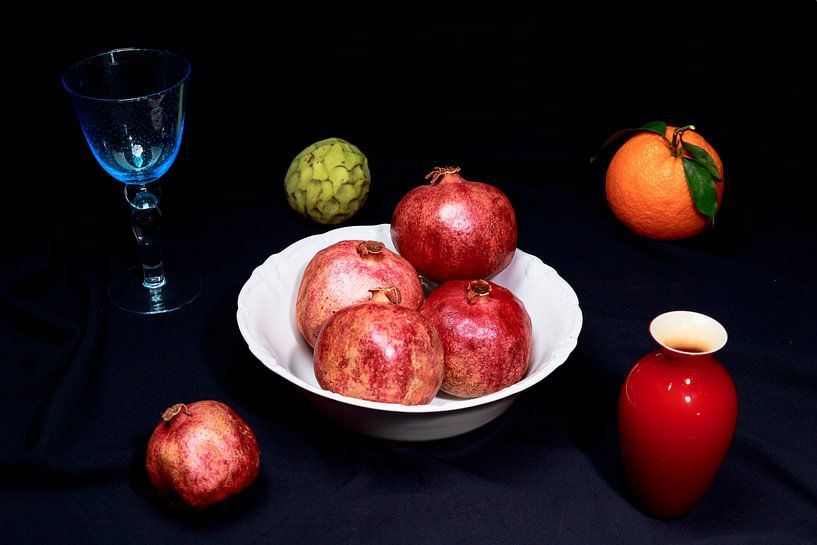 Apfelsine, Granatapfel und Cherimoya mit blauem Weinglas und rot von Dieter Meyer