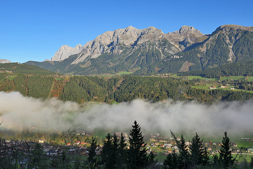 Sonnenaufgang am Dachstein Gebirge im Herbst und Nebel über Schladming
