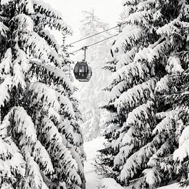 De gondel tussen besneeuwde bomen | Oostenrijk van Marika Huisman fotografie