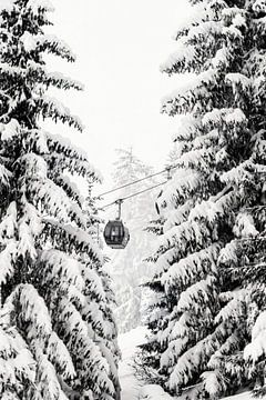 De gondel tussen besneeuwde bomen | Oostenrijk van Marika Huisman fotografie