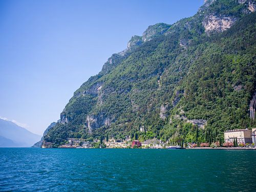Uitzicht op het Gardameer vanaf Riva del Garda