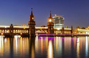 Berlin Oberbaumbrücke zur blauen Stunde