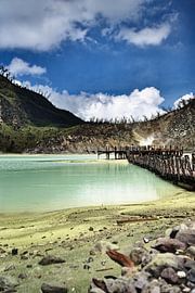 Die schwefel- und mondbeschienenen Ufer des Sees Kawah Putih