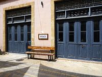 Banc en bois à Nicosie, surmonté d'un panneau indiquant la paix.