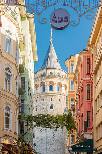 Galatatoren tussen kleurrijke gevels in Beyoğlu