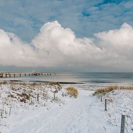 Met sneeuw bedekte strandafgang Göhren van Mirko Boy