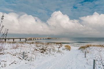 Snow-covered beach exit Göhren