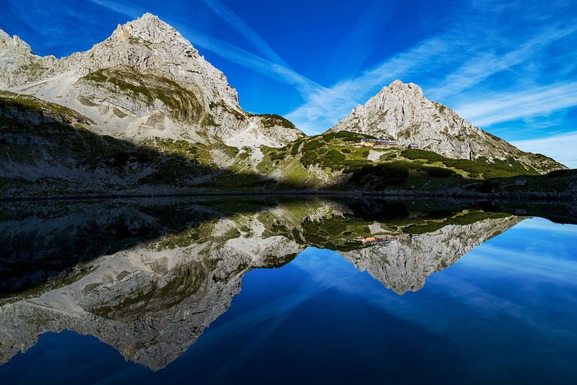Reflektion im Drachensee in Österreich Tirol Ehrwald. Mit Coburger Hütte und Sonnenspitze, vorderer  von Daniel Pahmeier