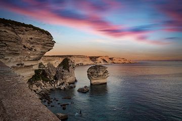 zonsondergang bij de kliffen van Bonifacio op het Franse eiland Corsica