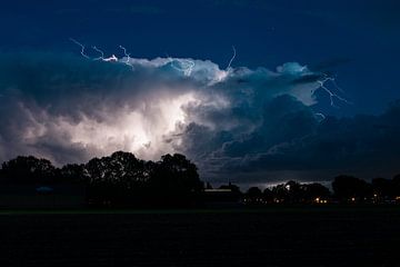 Upward lightning from a thundercloud by Menno van der Haven