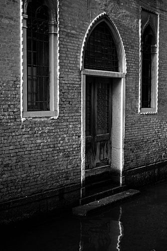 Mooi avondlicht in een Venetiaans kanaal