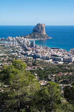 Uitzicht op Calpe aan de Middellandse Zeekust van Adriana Mueller