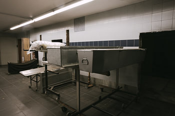 Oude koelkisten voor overledenen.
