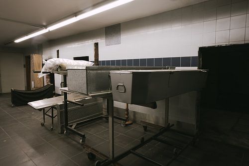 Oude koelkisten voor overledenen.